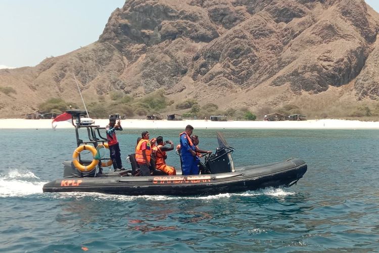 Hari ketiga pencarian wisatawan China yang hilang di Taman Nasional Komodo. Wisatawan tersebut dinyatakan hilang karena tak ditemukan hingga hari ketujuh pencarian.