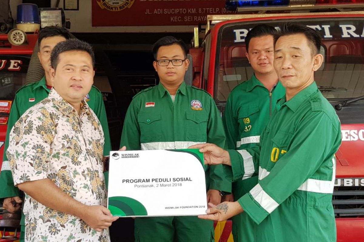 Pemberian bantuan helm dari Wismilak Foundation kepada Badan Pemadam Kebakaran Bhakti Raya, Kubu Raya, Kalimantan Barat