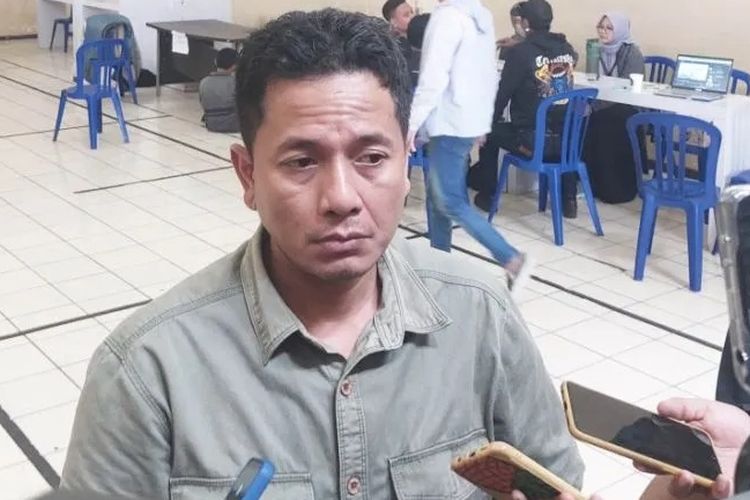 Sekjen Federasi Komisi untuk Orang Hilang dan Korban Tindak Kekerasan (KontraS) yang mendampingi Tim Pencari Fakta (TPF) Aremania Andy Irfan pada saat memberikan keterangan kepada media di Kota Malang, Jawa Timur, Rabu (19/10/2022). ANTARA/Vicki Febrianto