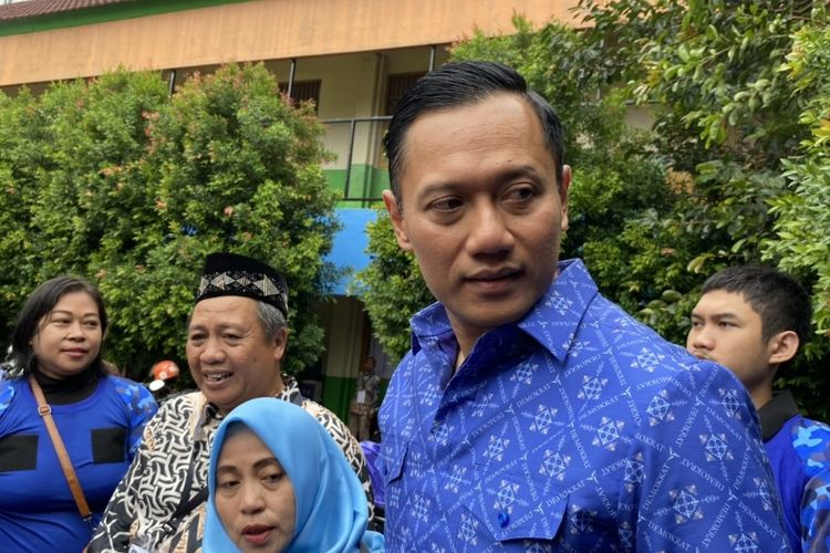 Ketua Umum Partai Demokrat Agus Harimurti Yudhoyono (AHY) setelah menggunakan hak suaranya pada pemilihan umum (Pemilu) 2024 di tempat pemungutan suara (TPS) 101, Sekolah Dasar Negeri (SDN) Bapem, Cipete Utara, Kebayoran Baru, Jakarta Selatan, Rabu (14/2/2024). 