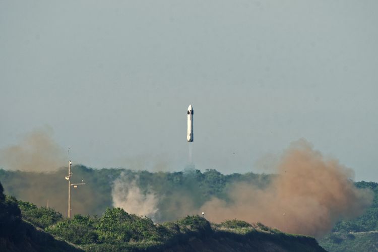 Honda R&D Co., Ltd., anak perusahaan Honda Motor Co., berhasil melakukan uji peluncuran dan pendaratan roket eksperimental yang dapat digunakan kembali. 