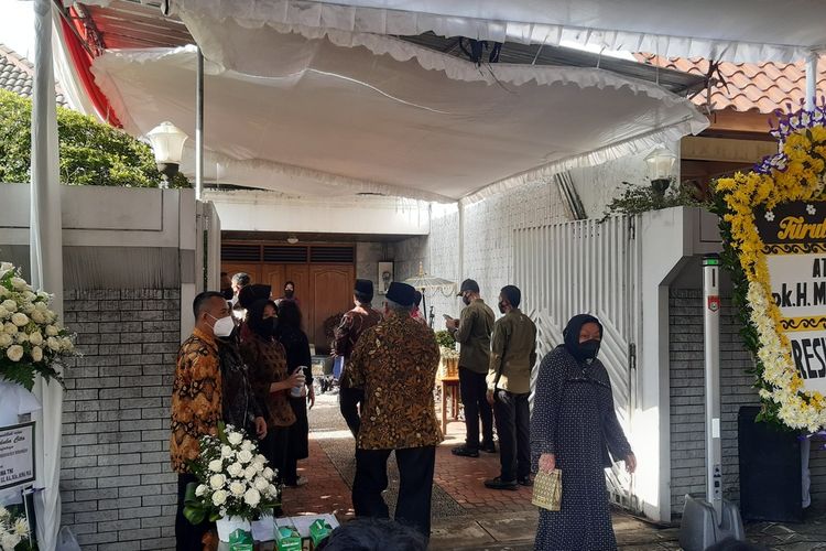 Pelayat berdatangan ke rumah duka pakde Presiden Jokowi, Miyono di Gondang, Kelurahan Manahan, Banjarsari, Solo, Senin (28/2/2022).