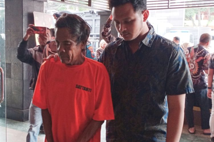 Tersangka pelaku pembunuhan yakni Soetomo (71) atau ST (kiri) ditahan di Mapolresta Malang Kota.