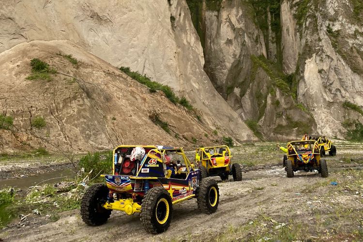 Jip offroad melewati Ngarai Sianok di Sumatera Barat. 