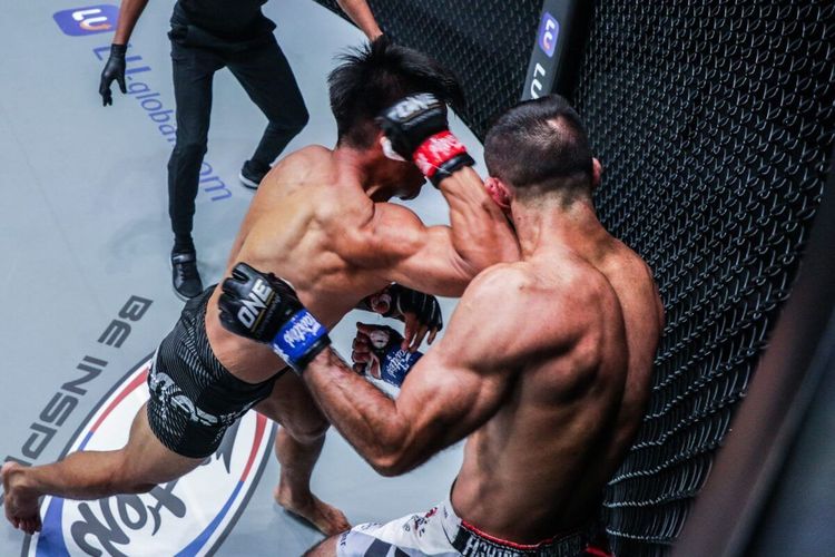 Mark Tyson Fairtex Abelardo meraih kemenangan dalam duel seni bela diri campuran divisi bantamweight ONE: Fists Of Fury II setelah mengalahkan Emilio Urrutia di Singapore Indoor Stadium, Jumat (5/3/2021).