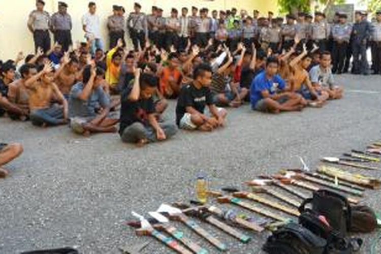 Ilustrasi: 82 mahasiswa di Kota Kupang yang nyaris tawuran diamankan bersama puluhan senjata tajam di Polres Kupang Kota, Kamis (13/3/2014)