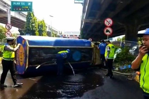 Truk Tangki Air Terguling dan Tabrak Pembatas Jalan di Jatinegara Saat Hindari Pengendara Motor, Jalanan Tergenang