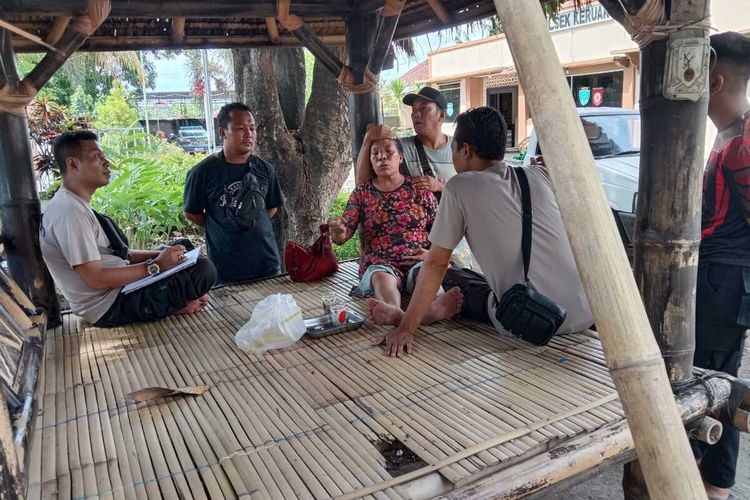 Kondisi korban usai diduga terkena hipnotis di Pasar Keruak, Lombok Timur, Senin (4/12/2023).