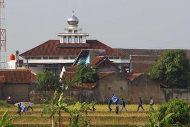 Sejumlah Bobotoh berjalan melewati area persawahan menuju Stadion Si Jalak Harupat untuk menonton pertandingan semifinal kedua Piala Presiden 2015 antara Persib Bandung menjamu Pusamania Borneo FC, Sabtu (26/9/2015)