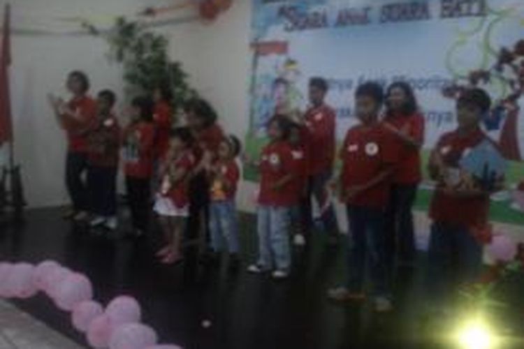 Anak-anak minoritas dari berbagai kalangan berkumpul di Lembaga Bantuan Hukum Jakarta, Sabtu (27/7/2013). Mereka berkumpul untuk merayakan Hari Anak Nasional yang jatuh empat hari sebelumnya. IHSANUDDIN/KOMPAS.COM