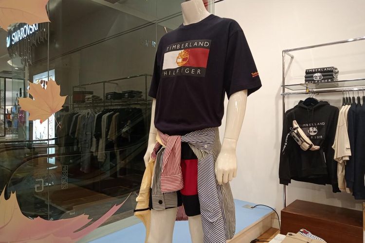 Koleksi streetwear dari kolaborasi Tommy x Timberland dengan nuansa tahun 90'an di butik terbaru Tommy Hilfiger di Central Park, Jakarta Barat.