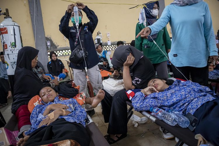 Siswa korban keracunan usai menyantap menu makan bergizi gratis (MBG) menjalani perawatan medis di Posko Penanganan di Kantor Kecamatan Cipongkor, Kabupaten Bandung Barat, Jawa Barat, Rabu (24/9/2025). Sekretaris Daerah (Sekda) Pemprov Jawa Barat Herman Suryatman mengatakan sebanyak 500 pelajar di Kecamatan Cipongkor mengalami keracunan yang diduga akibat menyantap hidangan makan bergizi gratis pada (24/9). 