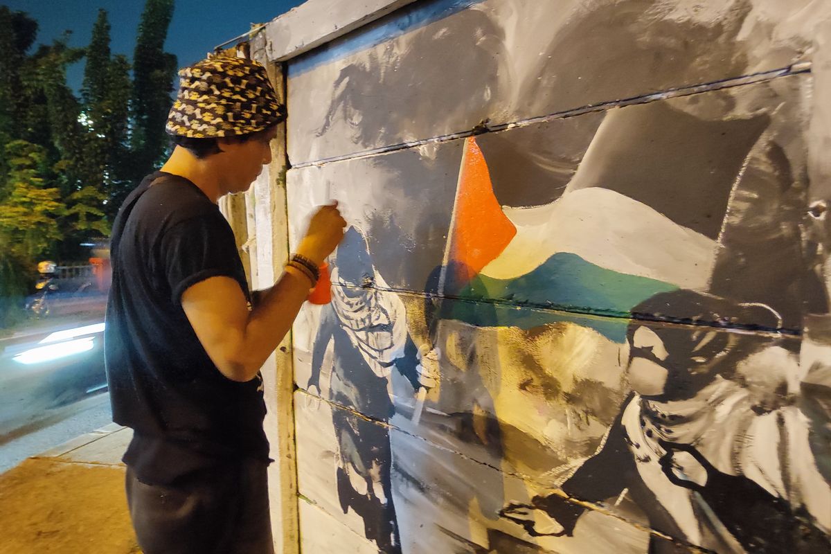 Komunitas Mural Depok melukis mural solidaritas kemanusiaan sebagai bentuk dukungan untuk warga Palestina, di Jalan Ir. H. Juanda Kota Depok, Kamis (9/11/2023) malam.