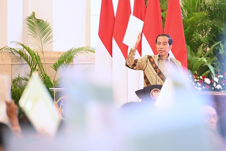Presiden Joko Widodo (Jokowi) didampingi Menteri Agraria dan Tata Ruang/Kepala Badan Pertanahan Nasional (ATR/BPN), Agus Harimurti Yudhoyono (AHY) akan menyerahkan Sertifikat Tanah Elektronik di Kabupaten Banyuwangi, Provinsi Jawa Timur, pada Selasa (30/04/2024).