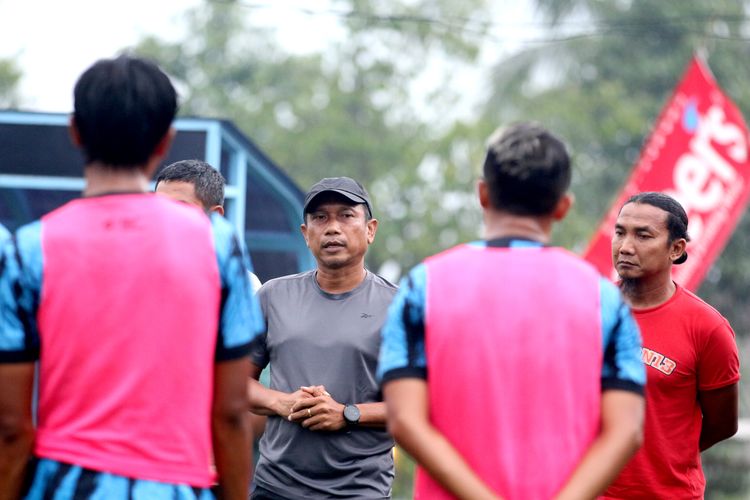 Pelatih baru Arema FC Widodo C Putro dan pelatih kiper Agung Prasetyo saat ramah tamah usai latihan tim di Lapangan ARG Lawang, Jumat (9/2/2024) sore.