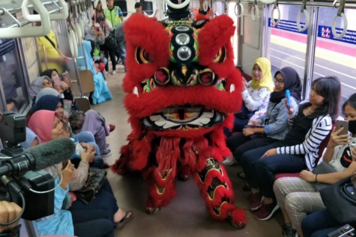 Terlihat barongsai atraksi di dalan Kereta Listrik (KRL) menuju Bogor di Stasiun Jakarta Kota, Jakarta Barat, Selasa (5/2/2019).