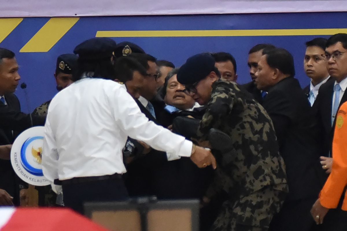 Kelelahan di Tengah Duka, Menteri KP Pingsan Saat Lepas Korban ATR 42-500