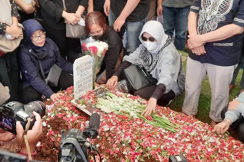 Alasan Keluarga Makamkan Aminah Cendrakasih 'Mak Nyak' Satu Liang Lahad dengan Mak Wok