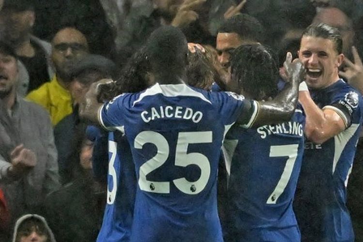 Pemain Chelsea merayakan gol Cola Palmer setelah membobol gawang Arsenal pada pertandingan lanjutan Liga Inggris di Stamford Bridge, Sabtu (21/10/2023) atau Minggu dini hari WIB. 