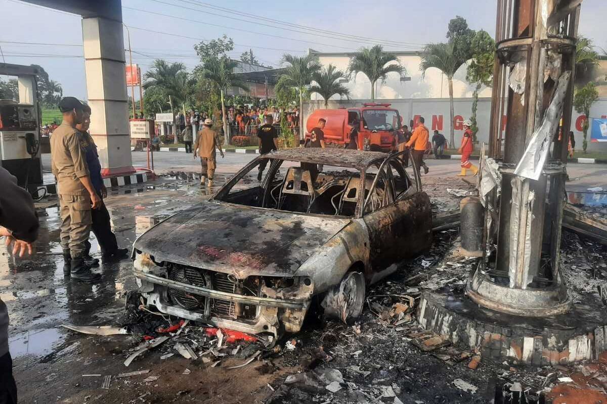 Proses pemadaman kebakaran SPBU Matesih, Beyan Dawung, Matesih Kabupaten Karanganyar, Jawa Tengah (Jateng), pada Minggu (30/6/2024), pukul 15.45 WIB.