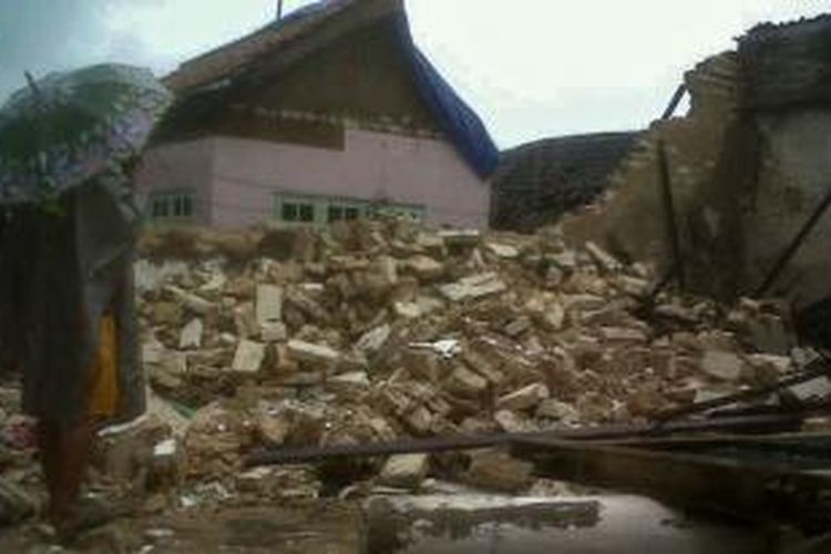 Rumah milik warga Desa Ambunten Timur, Kecamatan Ambunten, Kabupaten Sumenep, hancur diterjang angin kencang.