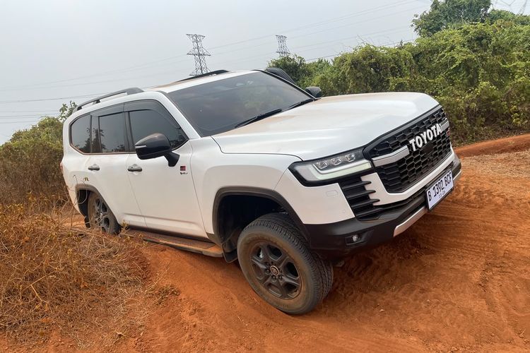 Kabin Mewah nan Fungsional Toyota Land Cruiser 300 Hybrid GR Sport
