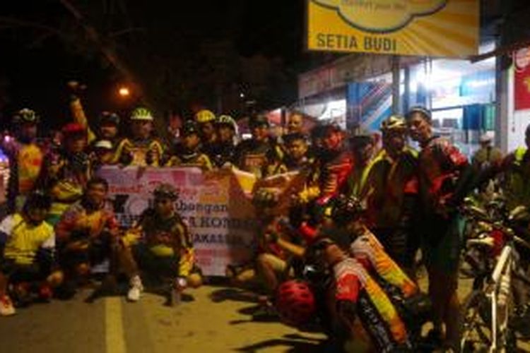 Komunitas sepeda Makassar Gorontalo Gowes Community (MG2C) menyambut rombongan Kompas Jelajah Sepeda di Limboto, Gorontalo, Sulawesi Utara, Kamis (21/8/2014).