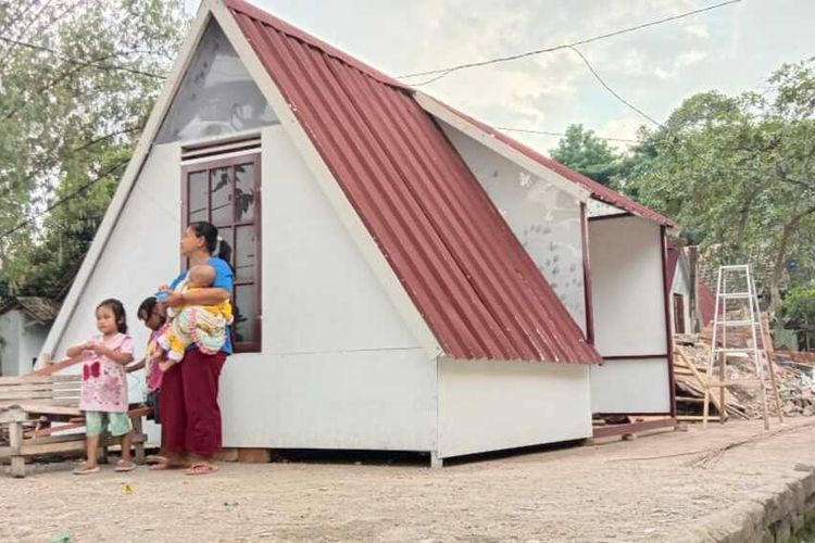 Salah seorang warga korban gempa Cianjur saat berdiri di belakang hunian sementara yang dibangun oleh Jabar Quick Response, beberapa waktu lalu.