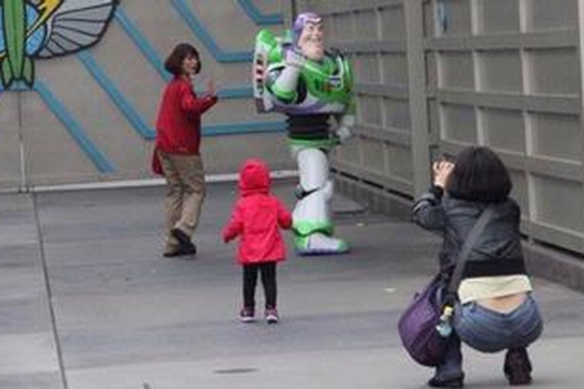 Seorang anak mengejar figur Buzz Lightyear untuk berfoto bersama. Sayang keinginannya tak terwujud karena Buzz harus masuk ke ruang istirahat.