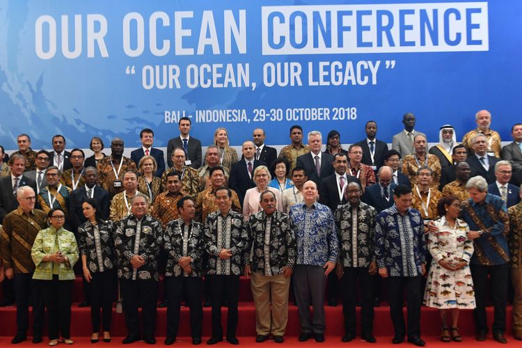 Presiden Joko Widodo (tengah) bersama delegasi dari sejumlah negara mengikuti sesi foto bersama saat kegiatan Our Ocean Conference 2018 di Nusa Dua, Bali, Senin (29/10/2018). ANTARA FOTO/media OOC 2018/Prasetia Fauzani/nym.