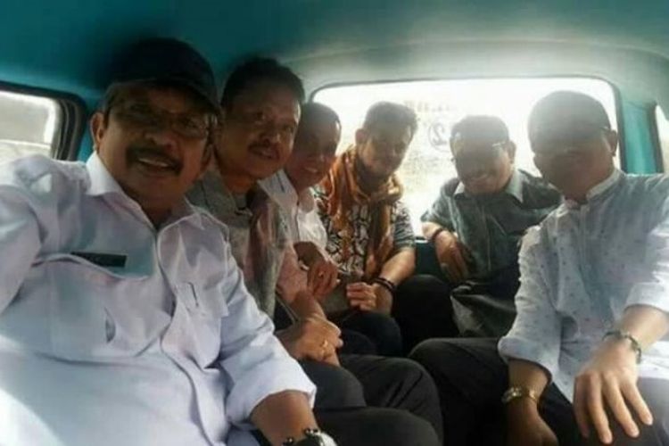 Gubernur Sulawesi Selatan Syahrul Yasin Limpo naik angkot menuju kabupaten Jeneponto, Minggu (11/6/2017) 
