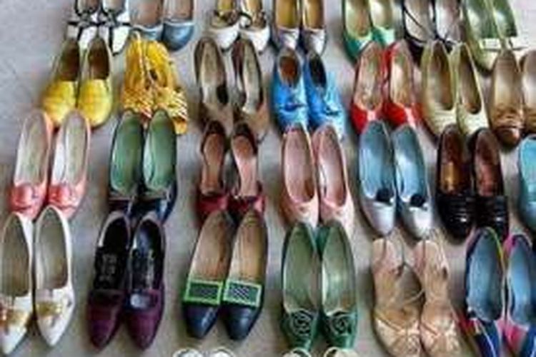 Sebagian sepatu perempuan yang dicuri Yang dan ditemukan polisi di kediamannya di kota Hubei, China.
