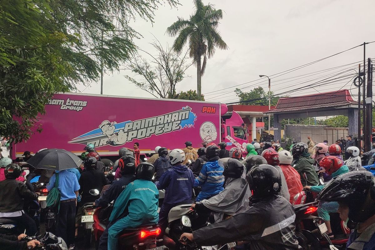 Senin Pagi, Jalan Raya Bogor Macet Panjang akibat Truk Mogok