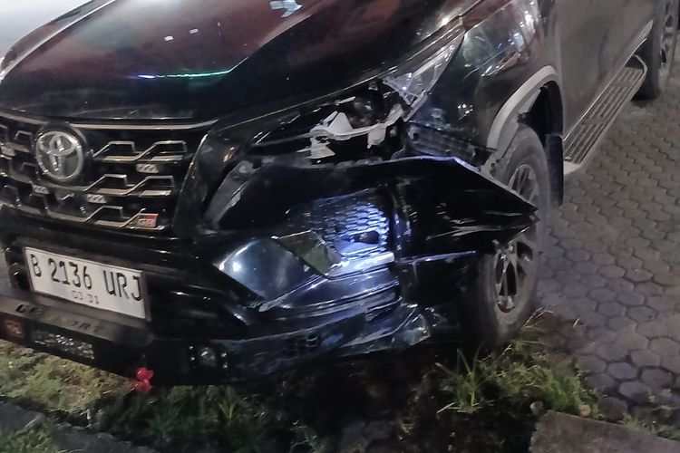 Sopir Bajaj Tewas Ditabrak Fortuner WN China di Jakbar