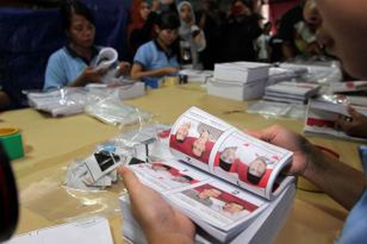 Petugas merapikan kertas suara pilpres yang dicetak di percetakan Temprint, Jakarta, Sabtu (14/6/2014). Untuk menghadapi Pilpres 9 Juli mendatang, KPU menargetkan proses cetak surat suara maksimal hingga 20 Juni.