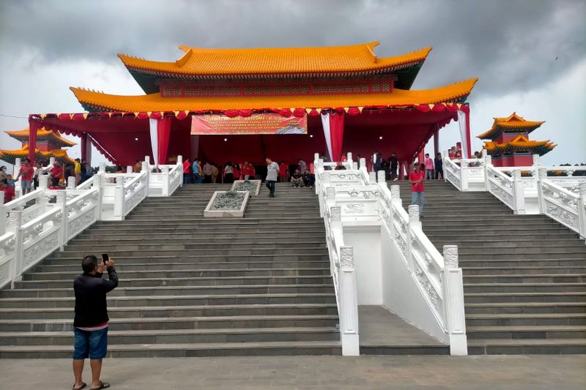 Vihara Tri Dharma Bumi Raya Sui Kheu Thai Pak Kung, yang beralamat di Kelurahan Sanggau Kulor, Kecamatan Singkawang Timur. Vihara ini merupakan yang termegah di Kota Singkawang dan dipastikan akan menjadi destinasi wisata religi baru.