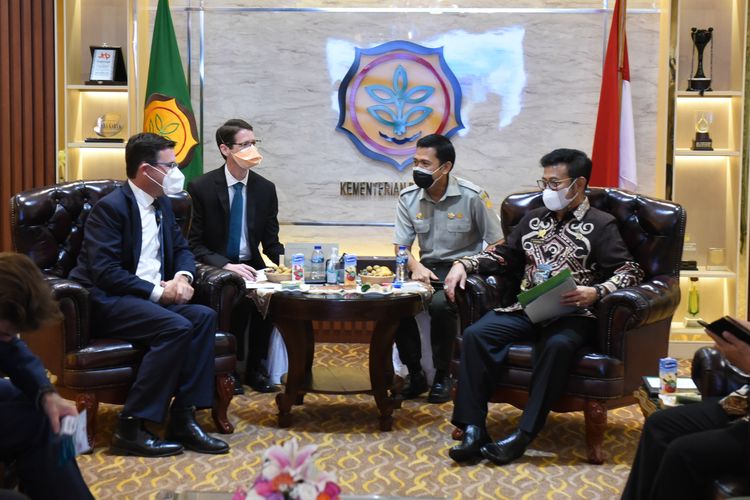 Menteri Pertanian dan Menteri untuk Wilayah Utara Australia David Littleproud (kiri) dan Menteri Pertanian Indonesia Syahrul Yasin Limpo (kanan) menandatangani nota kesepahaman (MoU) kerja sama bidang Pertanian di Jakarta, Kamis (27/1/2022). 