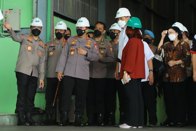 Kepala Satgas Pangan Polri, Irjen Helmy Santika saat menemai Kapolri Jenderal Listyo Sigit Prabowo mengecek ketersediaan pasokan minyak goreng.