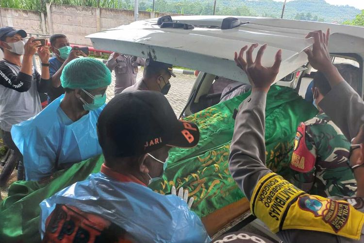 Bagian tubuh korban ledakan bahan petasan yang diyakini sebagai milik salah satu korban, Wawa, dimasukkan ke ambulan untuk diantar ke rumah keluarga di Dusun Sadeng, Desa Karangbendo, Kecamatan Ponggok, Kabupaten Blitar, Kamis (23/2/2023)