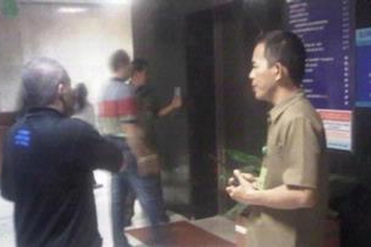 Sejumlah petugas keamanan RSPP terlihat sedang menanyai pengunjung yang hendak menaiki lift. Minggu (6/1/2013)