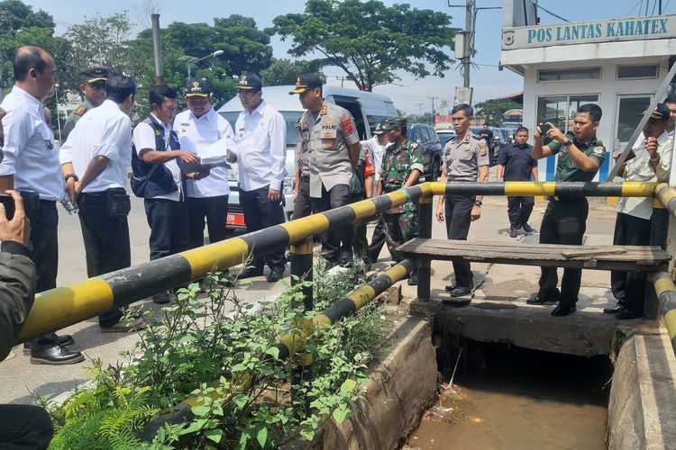 Wagub Jabar Uu Ruzhanul Ulum dan Bupati Sumedang Dony Ahmad Munir tinjau anak Sungai Citarum di sekitar kawasan pabrik Kahatex, Cimanggung, Sumedang, Rabu (12/2/2020). AAM AMINULLAH