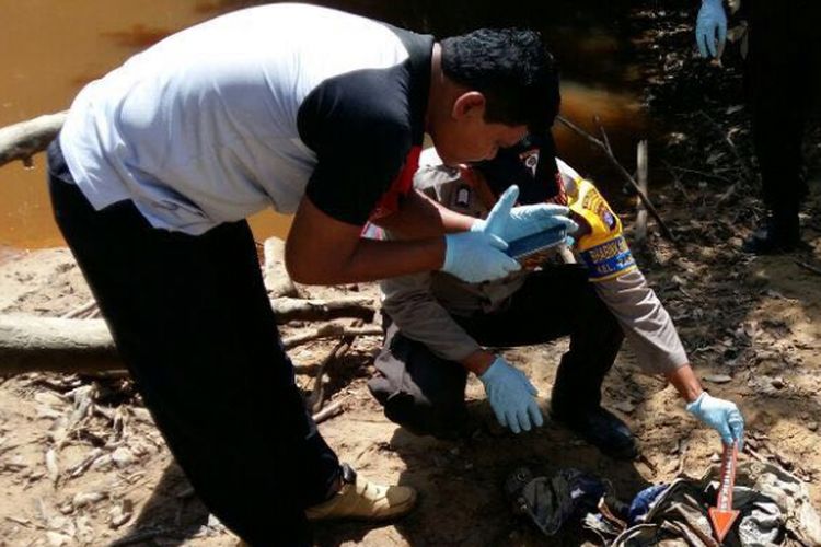 Polisi memeriksa temuan tengkorak dan tulang belulang di Desa Penyombaan, Kabupaten Kotawaringin Barat, Senin (4/9/2017)