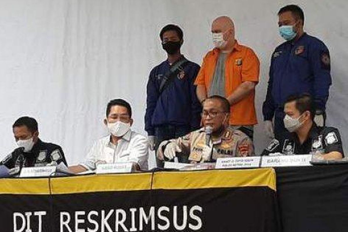 Kabid Humas Polda Metro Jaya Kombes Yusri Yunus didampingi Dirreskrimsus Kombes Roma Hutajulu, Selasa (16/6/2020), memberi keterangan pers tentang penangkapan seorang warga AS Russ Albert Medlin karena menyewa pekerja seks yang merupakan anak di bawah umur. Medlin juga kemudian diketahui merupakan buronan FBI karena kasus penipuan dan pelecehan seksual.
