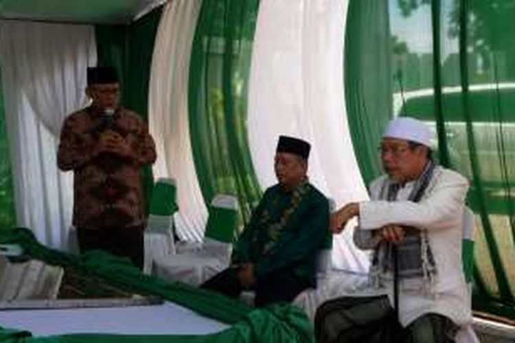 Menteri Riset, Teknologi dan Pendidikan Tinggi Muhamad Nasir (tengah) saat berkunjung ke Universitas Islam Malang (Unisma) Jawa Timur, Rabu (19/10/2016)