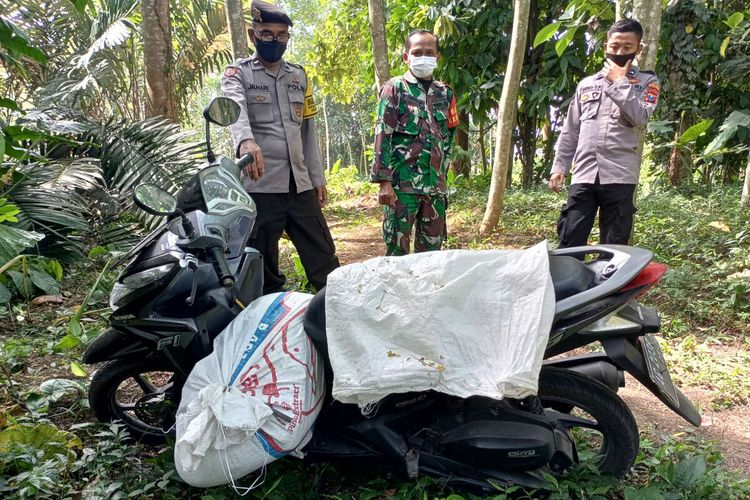 Polisi menemukan jasad perempuan muda berada di dalam karung di atas sepeda motor tidak jauh dari lokasi seorang pria bunuh diri di area kebun sengon di Desa Kawedusan, Kecamatan Ponggok, Kabupaten Blitar, Rabu (1/9/2021)