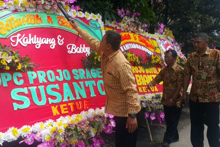 STERILISASI --Tim Jihandak Kodam IV Diponegoro mensterilkan karangan bungan ucapa selamat pernikahan Putri Presiden Jokowi, Kahiyang Ayu dan Muhammad Bobby Afif Nasution di Jalan Letjen Suprapto Solo, Senin ( 6/11/2017) siang