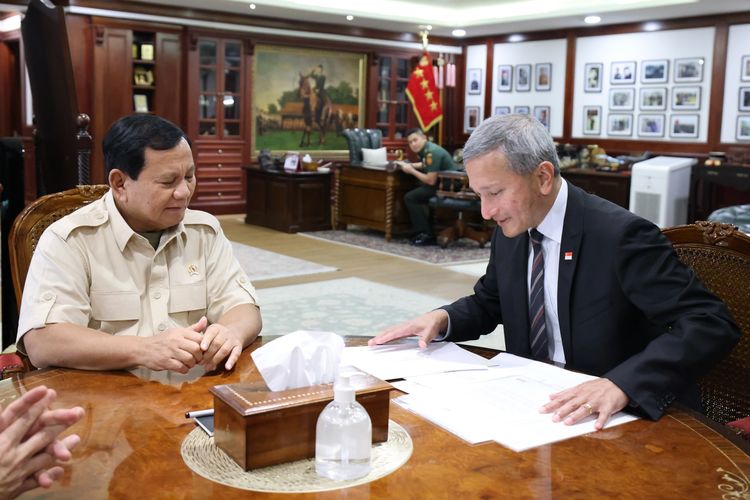 Menteri Pertahanan RI Prabowo Subianto menerima kunjungan Menteri Luar Negeri Singapura Vivian Balakrishnan yang didampingi Duta Besar Singapura untuk Indonesia Kwok Fook Seng di kantor Kementerian Pertahanan, Jakarta Pusat, pada Selasa (23/4/2024).