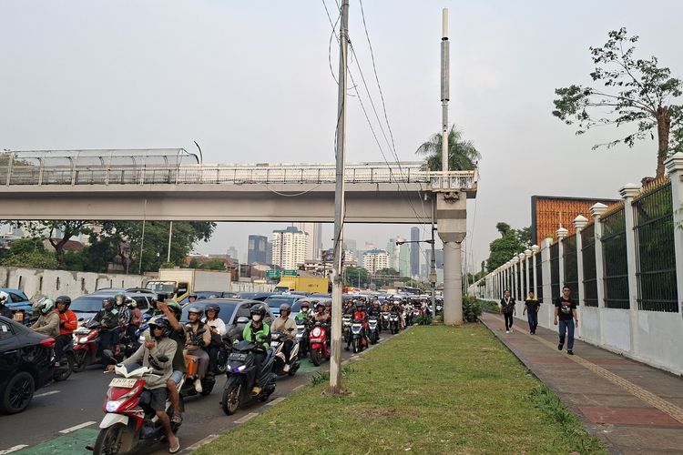 Tangga JPO di Depan DPR Dibongkar, Pejalan Kaki Harus Memutar 1 Kilometer untuk Menyeberang