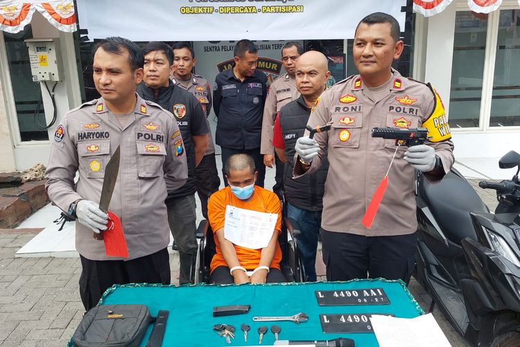 Pelaku pencurian sepeda motor, Ali (38) warga Madura, duduk di kursi roda usai kedua kakinya ditembak