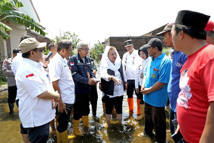 Wali Kota Semarang, Hevearita Gunaryanti Rahayu yang akrab di sapa Mbak Ita meninjau kondisi terkini banjir yang melanda Kelurahan Kudu, Kecamatan Genuk.
